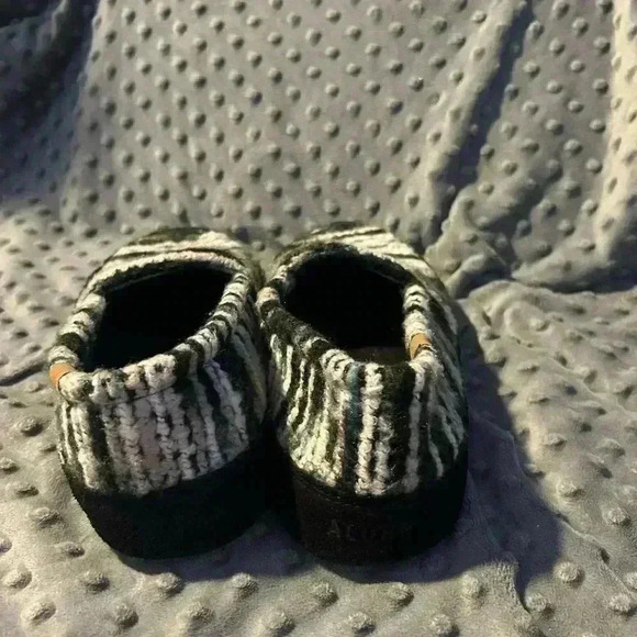 Acorn black and Gray yarn and Suede Slippers,‎ Size 8-9 - Picture 3 of 5